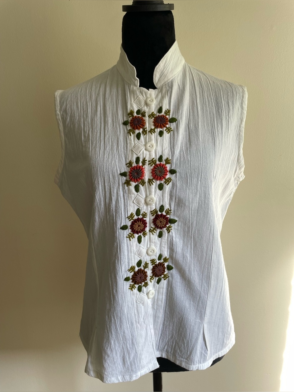 L’Exotique White Embroidered Cotton Sleeveless Boho Blouse L Mandarin Collar